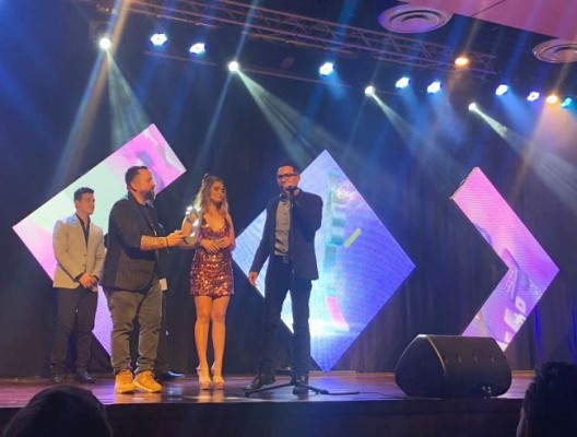 De EXA FM, Allan Vallecillo, Gabriela Gáleas y Carlos Zúñiga recibieron el premio como Radio Viral de año