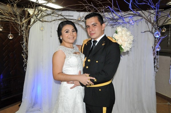 De personalidades muy diferentes, pero unidos desde lo más profundo de sus corazones...Norma y Héctor se juraron amor eterno en una inolvidable ceremonia.