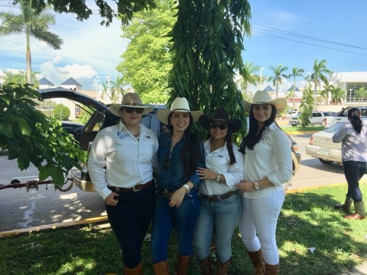 Hermozas amazonas fueron parte del atractivo del desfile.