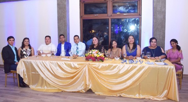 El cuerpo de docentes y autoridades académicas en la mesa principal durante los actos protocolarios en la fiesta de graduación de Villasturias Academy