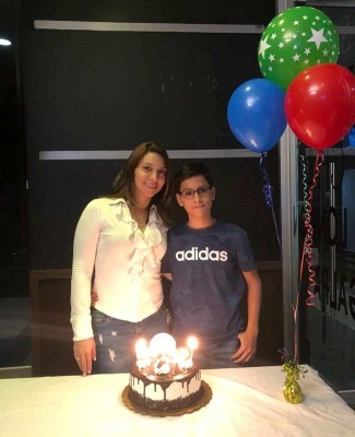 El cumpleañero, Diego Alejandro Caballero con su mamá, Teresa Caballero