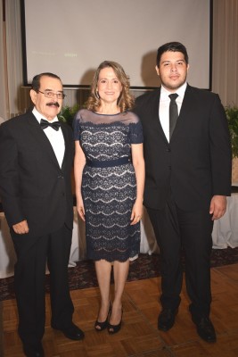 El doctor Rainieri Alonzo Laitano junto a su esposa Elsy y su hijo Jesús