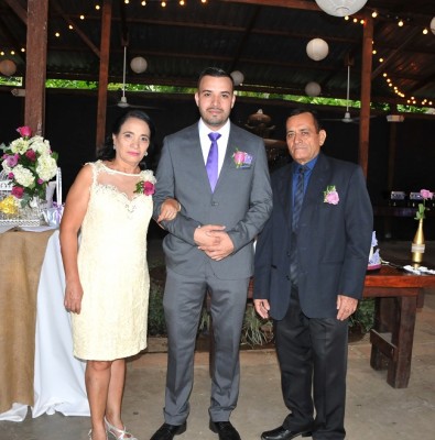 El novio, Carlos Robles, junto a sus padres, Lady Moreno y Evaristo Robles