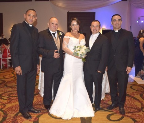 El padre Victor Valencia, José Alejandro Castellanos, Cinthya Flores, Augusto Presiga y Héctor Mario Salazar Londoño.