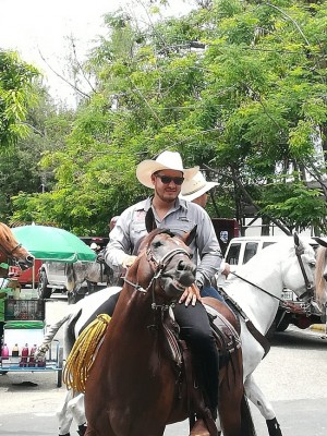 Eliu Rivera con su caballo concentido cuarto de milla Maximus