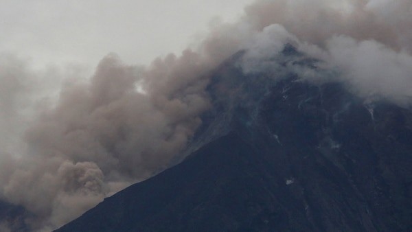 sí está el volcán Fuego después de una erupción violenta, en San Juan Alotenango, Guatemala