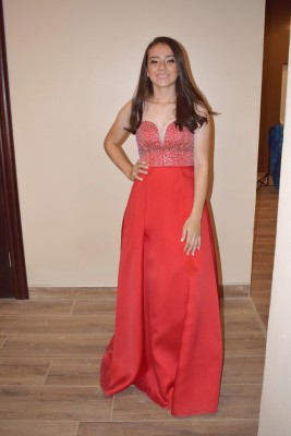 Eunice Núñez en su vestido rojo pasíon.
