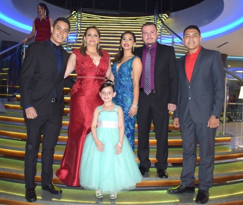 Fabián Morales, Mary Leonardo, Isabela Duarte, Shelsea Lara, Lenín y Cristopher Duarte