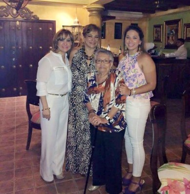 La honorable dama con sus hijas Laura y Pamela y su nieta  Nicole