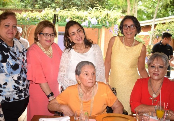 Florencia Peraza, Eva López, María Eugenia Suazo, María Teresa Panting y su madre, María Teresa Panting con Sandra de Fonseca