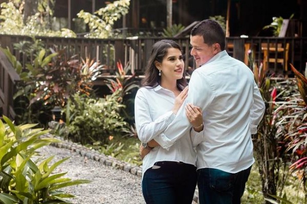 El relato y Alejandra y Carlos...su romántica complicidad, refleja la intensidad de un amor de toda la vida... 