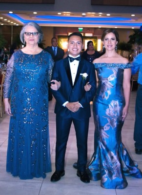 Gabriel Rolando Reyes Segura, graduado con su abuela y madre