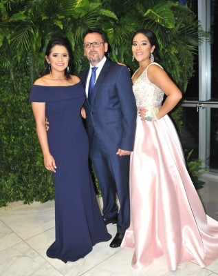 Gisela y Walter Cartagena con Paola Cartagena