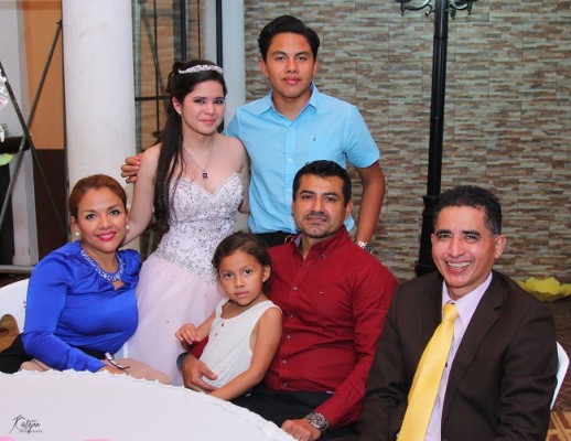 Gisela y su padre Juan Carlos con la familia Juarez Herrera