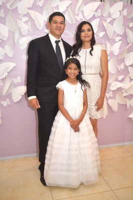 Gustavo Hernández y su esposa Belia, acompañados de su hija Camila
