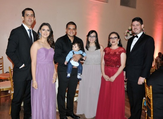 Hernando y Alejandra de Echeverri, Fares Flores y su bebé Matías, Andrea de Flores, Ana Girón y Mike Inestroza.