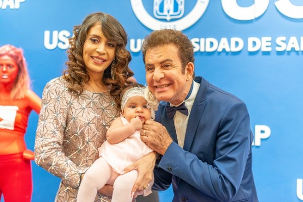 Iroshka y Salvador Nasralla con su bebita.