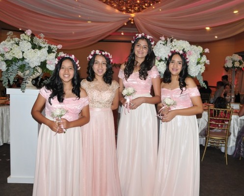 Las damas del cortejo de la novia: Jana Mandujano, Jinelly Mandujano, Ixchel Castellanos y Génesis Cardona