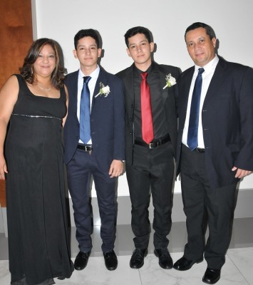 Jeanne Raudales, Roberto Lara, Juan Lara Jr. y su padre, Juan Lara
