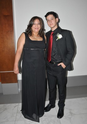 Jeanne Raudales y su hijo, Juan Lara en su noche de graduación de la Freedom High School