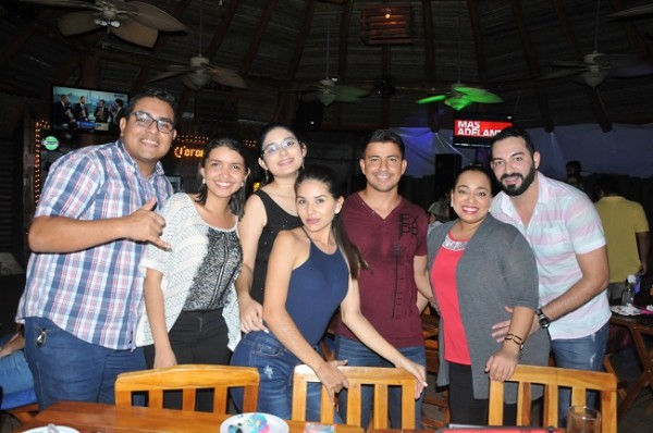 Jordán Velásquez, Alejandra Flores, Estefany Cruz, Nuris Matute, Harby Almendárez, Wendy Mejía y Eduardo Maldonado, de reventón por el cumple de Estefany y Nuris. 