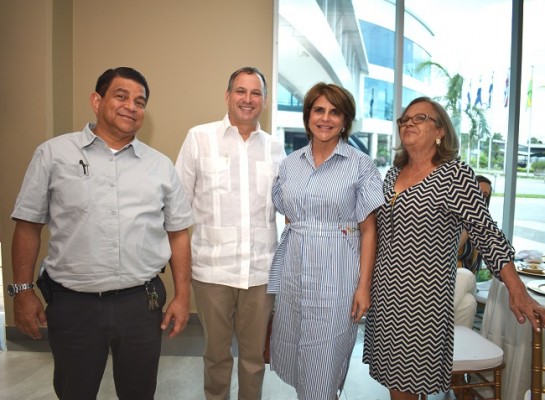 Jorge Crespo con Luis Larach, Gachi y Sandra de Ruiz