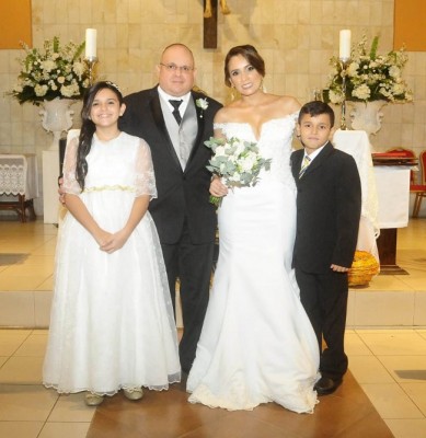 José Alejandro Castellanos y Cinthy Flores con sus hijos, Ana Cecilia y José Alejandro