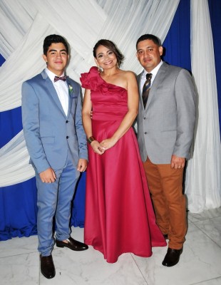 José Montoya junto a sus padres, Karla Montúfar de Montoya y Allan Montoya