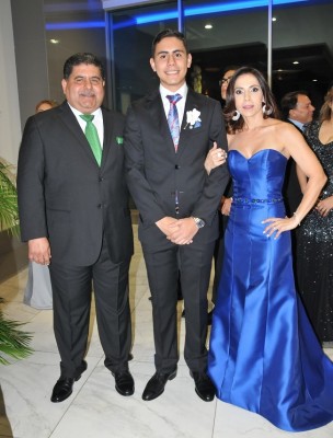 Juan Pablo Lardizábal con su hijo Pablo Lardizábal y Karla de Lardizábal