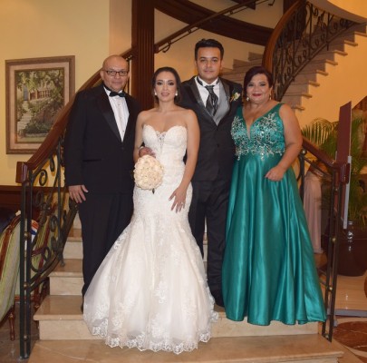 Juan Sauceda, Pamela Mejía, Antony Sauceda y su madre, Miriam Majano de Sauceda