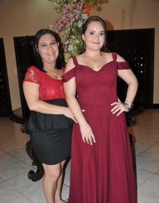 Julvia Medina con su hija Andrea Gómez