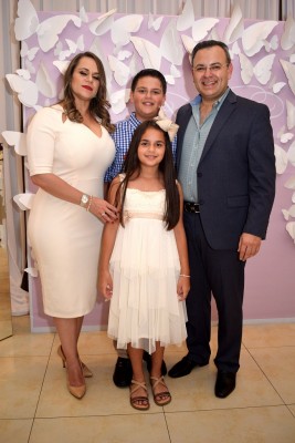 Karina y Leo Castellon con sus hijos