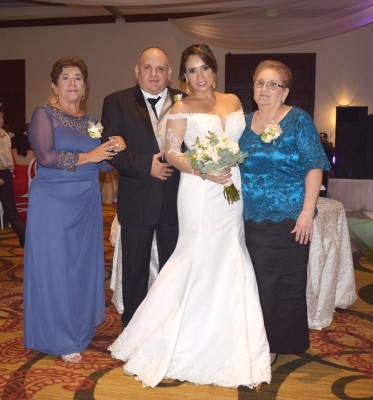 La madre de la novia, Gladys Hernández , José Alejandro Castellanos, Cinthya Mariella Flores con su suegra, Mirna Castellanos