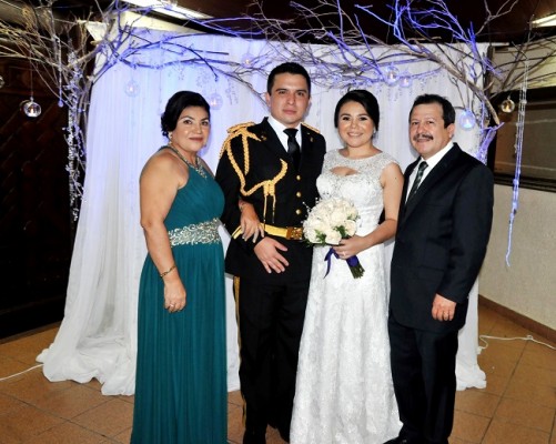 La madre de la novia, Norma Ordóñez de Barahona, Héctor Antonio Ardón, Norma Lizbeth Barahona y su padre, Rigoberto Barahona.