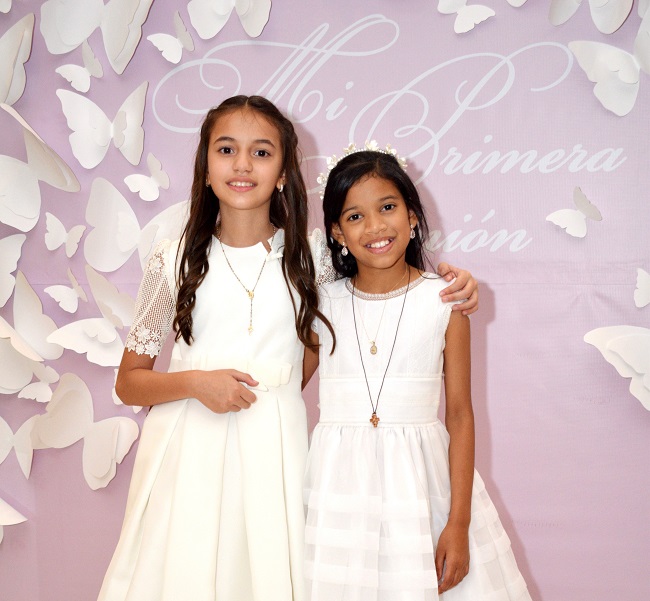 Ximena y Camila celebran juntas su primera comunión