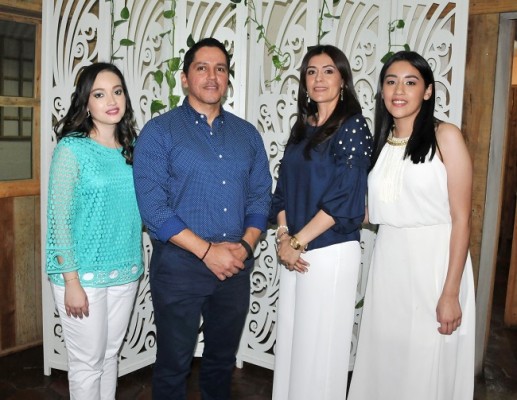Litza Bertrand, Ricardo Alvarado, Karla López de Alvarado y Adriana Alvarado