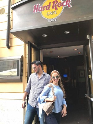 Lorna Knut y su esposo en Roma