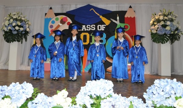 Los alumnos que recibieron medallas de honor en la promoción pre-escolar 2017-2018 de la Academia Americana