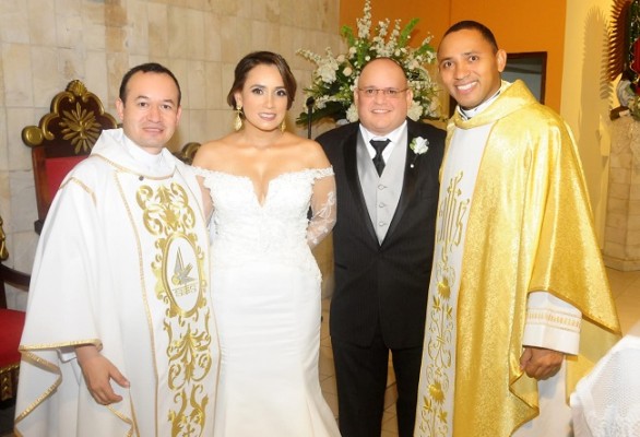 Los esposos Castellanos-Flores con los sacerdotes que oficiaron su ceremonia eclesiástica, Victor Valencia y Augusto Presiga