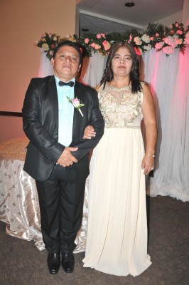 Los padres de la novia, el pastor Marco Tulio Ávila Mejía y Ermelinda Castellanos