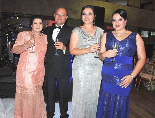 Los padres del novio, Lourdez Lanza y Carlos raudales, junto a sus hijas, Karla y Keyla.