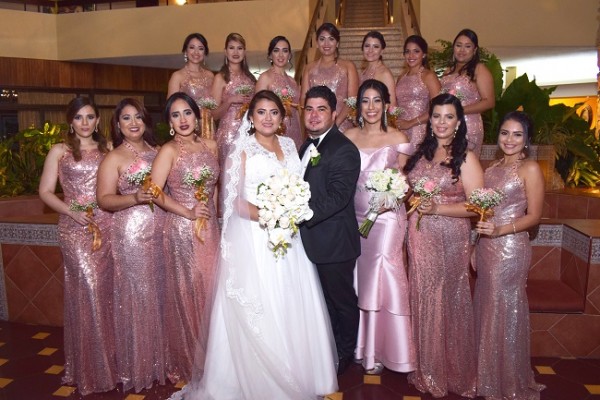 Los recien casados, Dessire Núñez y Carlos Emilio Hernández posaron para Farah La Revista junto a las damas del cortejo de bodas