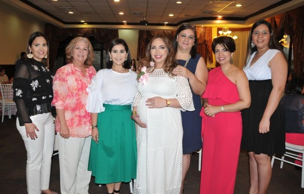 Daniela Naranjo, Diana Flores, Daniela Puerto, Karol Ruíz de Agüero, María Fernanda Naranjo y Rosa María de Naranjo