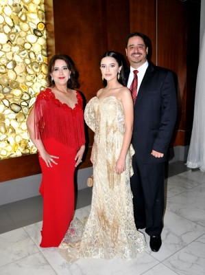 Mayra de Pazzetti, junto a su hija, Giuliana Pazzetti y su padre, José Daniel Pazzetti Paz.