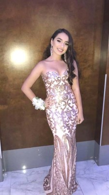 Meidy Ramírez y su juvenil belleza natural se enfundo en un precioso diseño con destellos en cobre ¡bellísima!