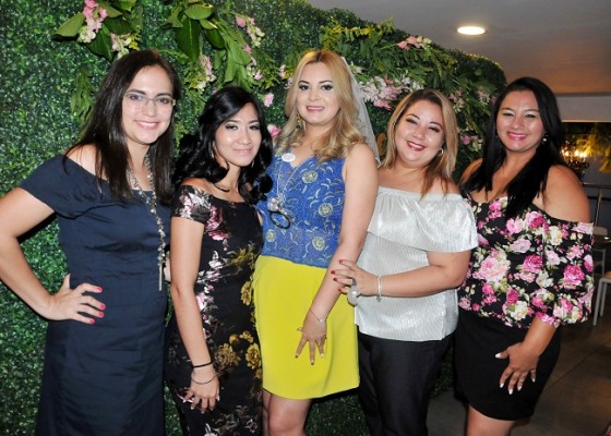 Melissa Evora, Paola Hurtado, Noren Caballero, Angie Castro y Danelia Norris.