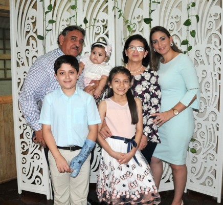 Mia Isabella junto a sus abuelos maternos, Carlos y Nilda de Vásquez, y familiares.