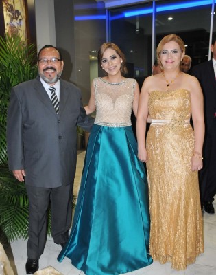 Miguel Morales con su hija Karina Morales y su madre, Anita de Morales