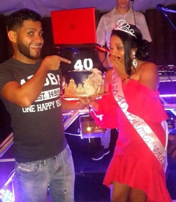"Miss 40 Primaveras", Roxy Elena Cruz de Reyes, lució emocionada al recibir su pastel de cumpleaños de manos de Dj Luna