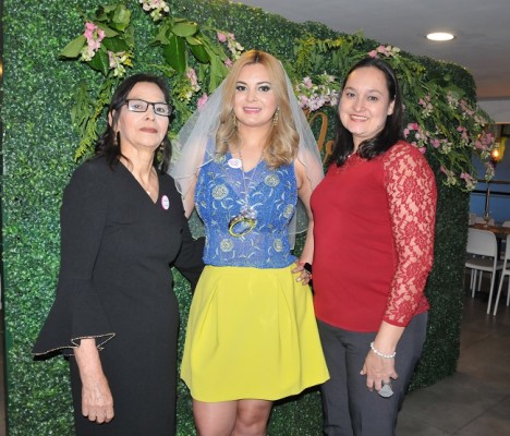 Noren junto a su madre, Delmy Caballero y su hermana Leticia.